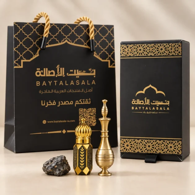 بكج كحل الاثمد مع مكحلة نحاسية وبوكس وحقيبة بيت الأصالة، وبجانب العبوة قطعة حجر إثمد