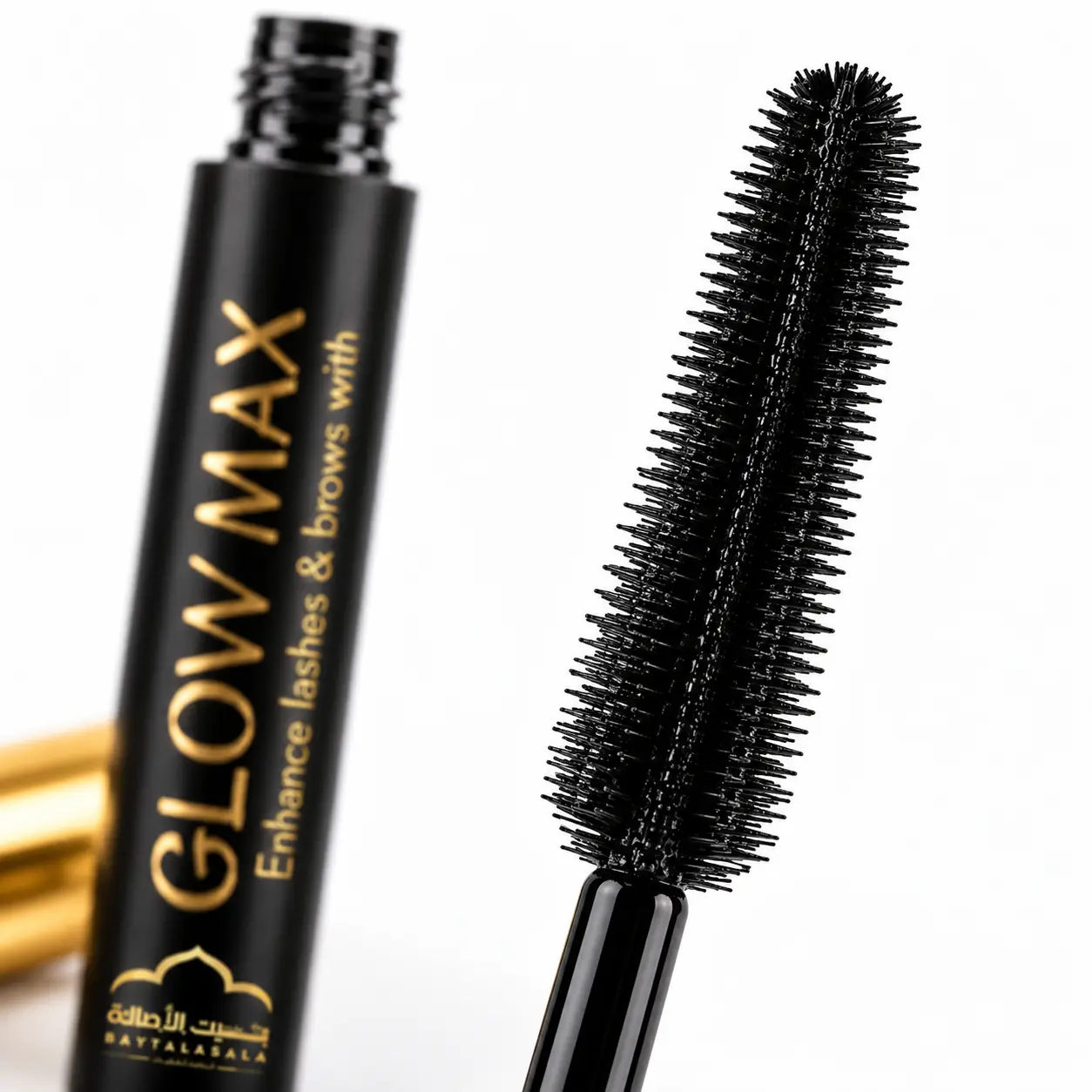 لقطة قريبة لرأس فرشاة مسكرة الاثمد Glow Max